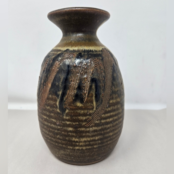Studio Pottery Handmade Vase Signed Browns Tans & Black Tool Mark Accents - Picture 3 of 12